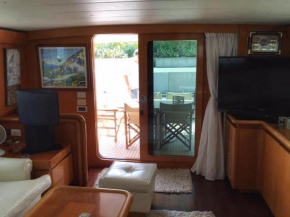 Boat and Breakfast